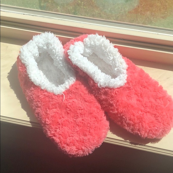 Shoes - Snoozies Pink Slippers size large